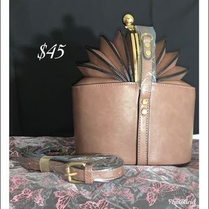 Accordion 👛 purse with shoulder strap.